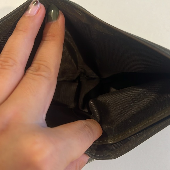 Authentic Gucci Wallet Mens GG Embossed wallet in olive green and black - Picture 7 of 8